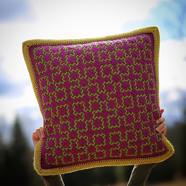 Connected – cushion sized square – UK and German terms – FREE PATTERN INSIDE